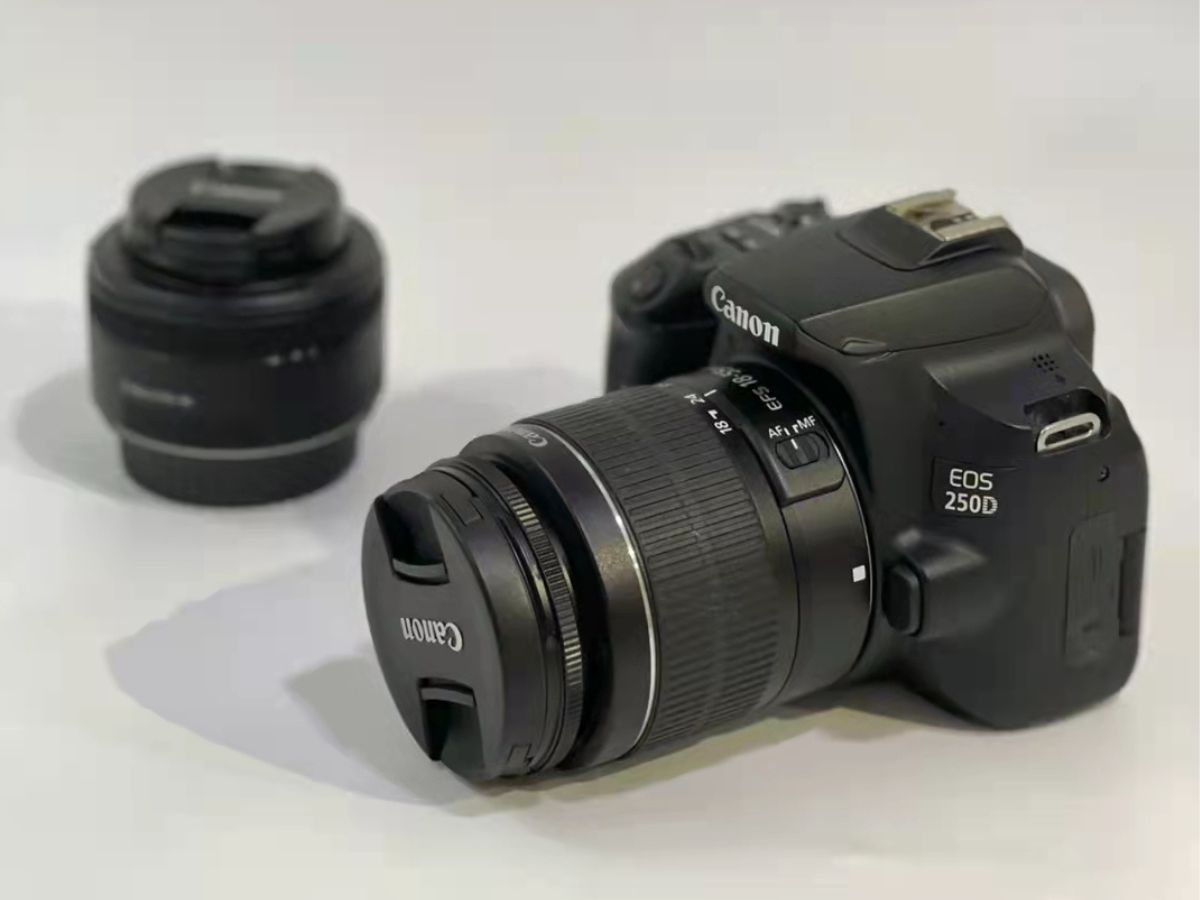 Canon-Camera-with-Lens